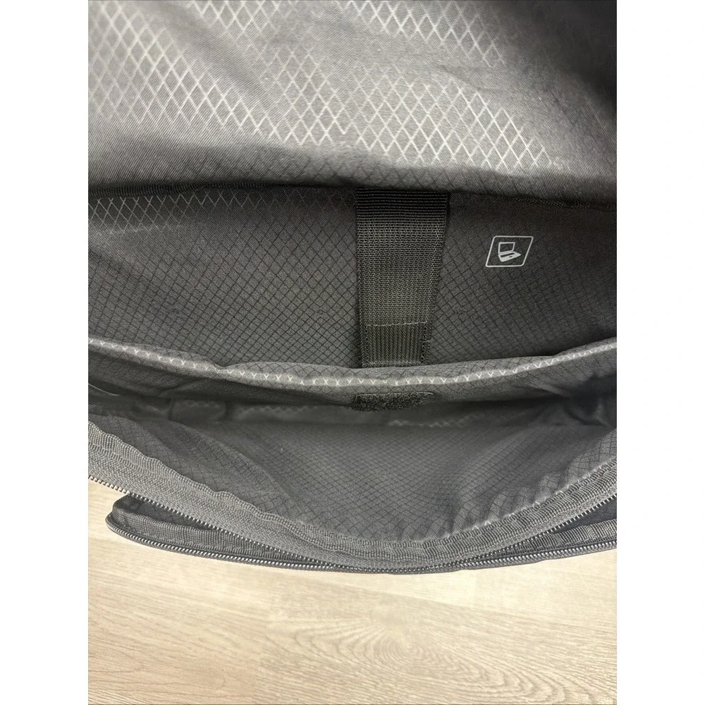 Samsonite Modern Utility Messenger Bag‎ Laptop, Black Sleek Design Dividers